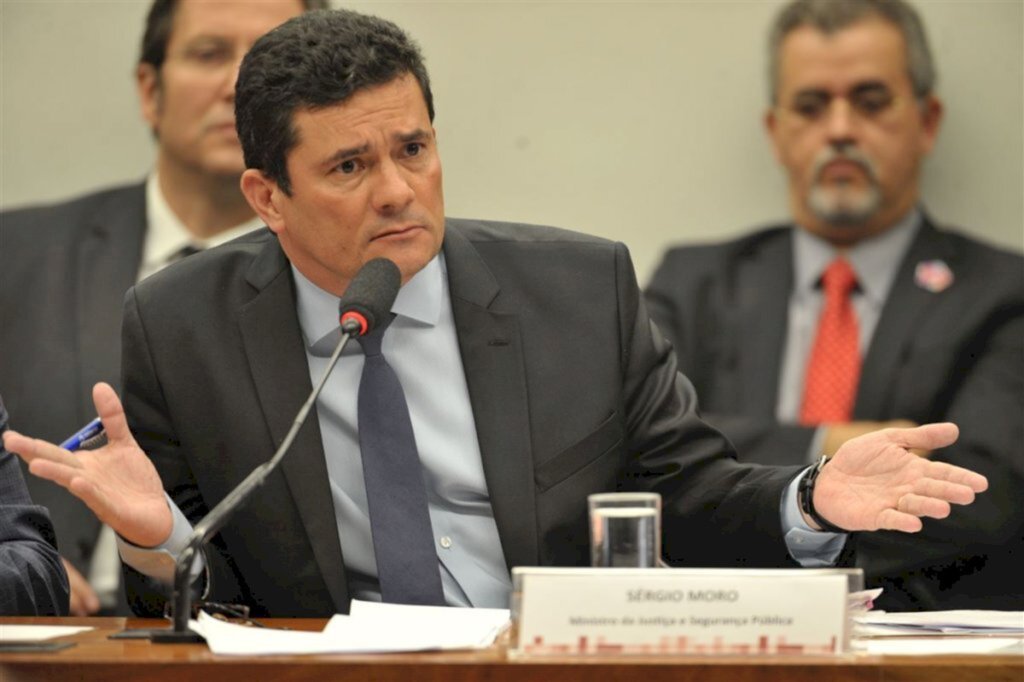 Moro depõe na PF de Curitiba; entrada vira palco de protestos pró e contra ex-ministro