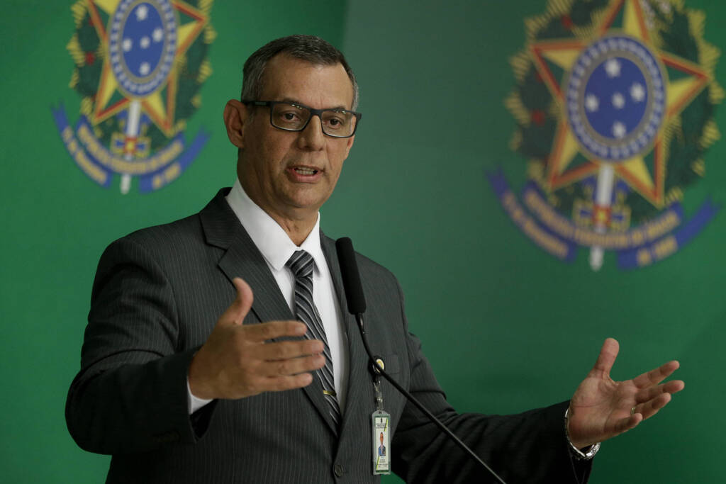 título imagem Porta-voz diz ter suporte de Bolsonaro e não comenta críticas de Carlos