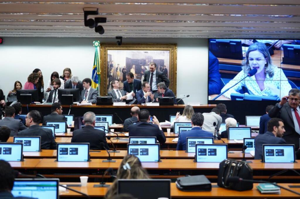 Comissão especial aprova texto-base da reforma da Previdência