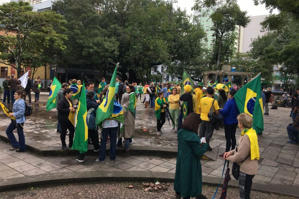 título imagem Apoiadores de Bolsonaro e Moro fizeram ato na Praça Saldanha Marinho
