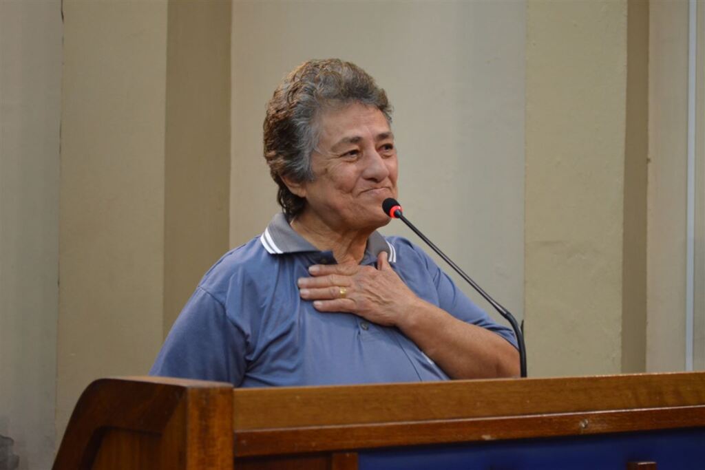título imagem Cantora na tribuna e na querência de Santa Maria