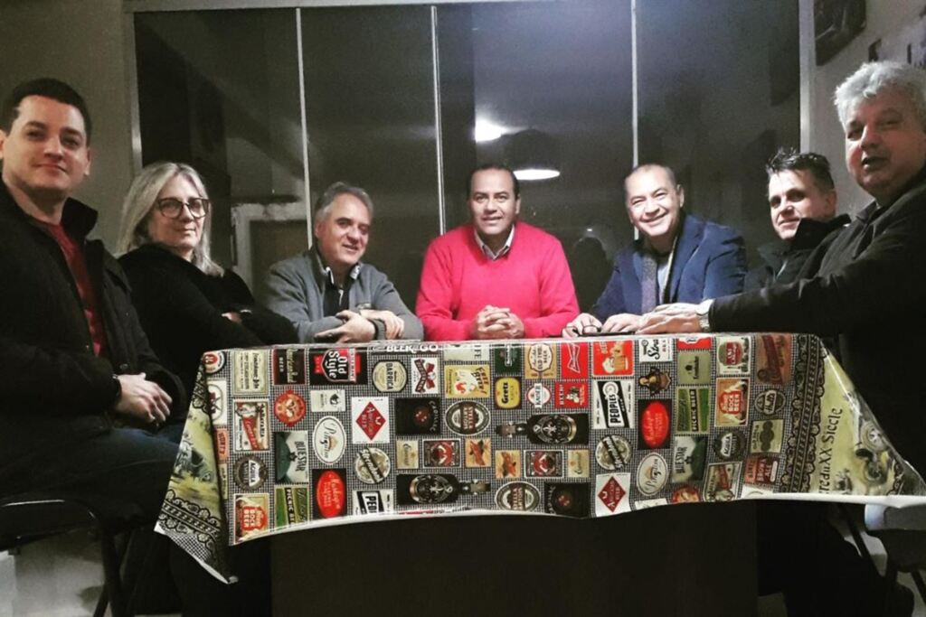 Todos conversam com todos