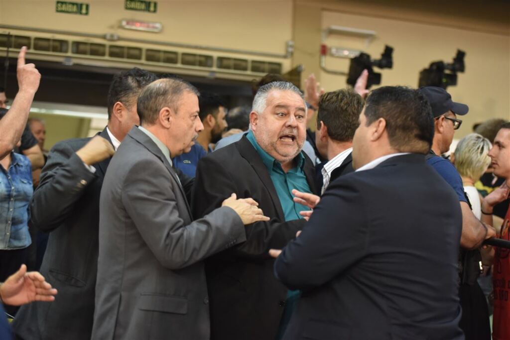 VÍDEO: vereador se desentende com manifestante em sessão na Câmara