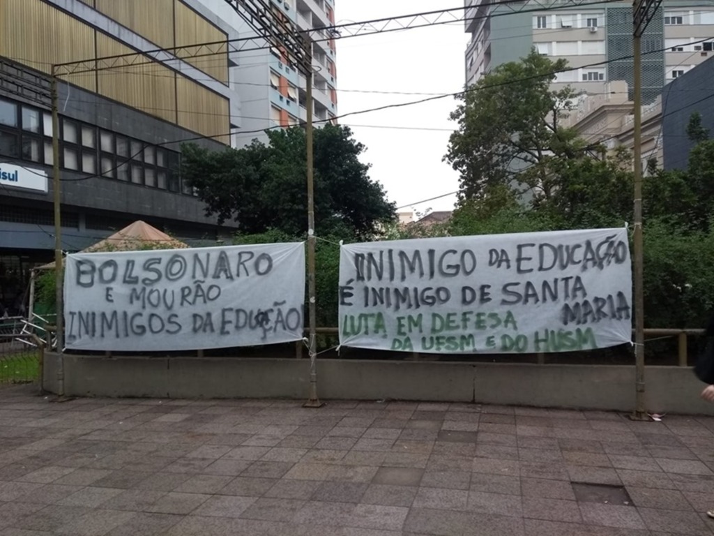 Bolsonaristas querem rever título de 'persona non grata' dado ao presidente