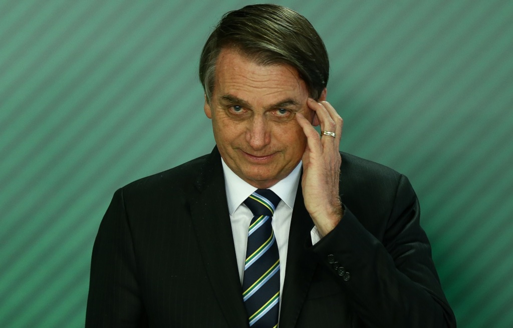 Governo volta atrás e proíbe porte de fuzis por cidadãos