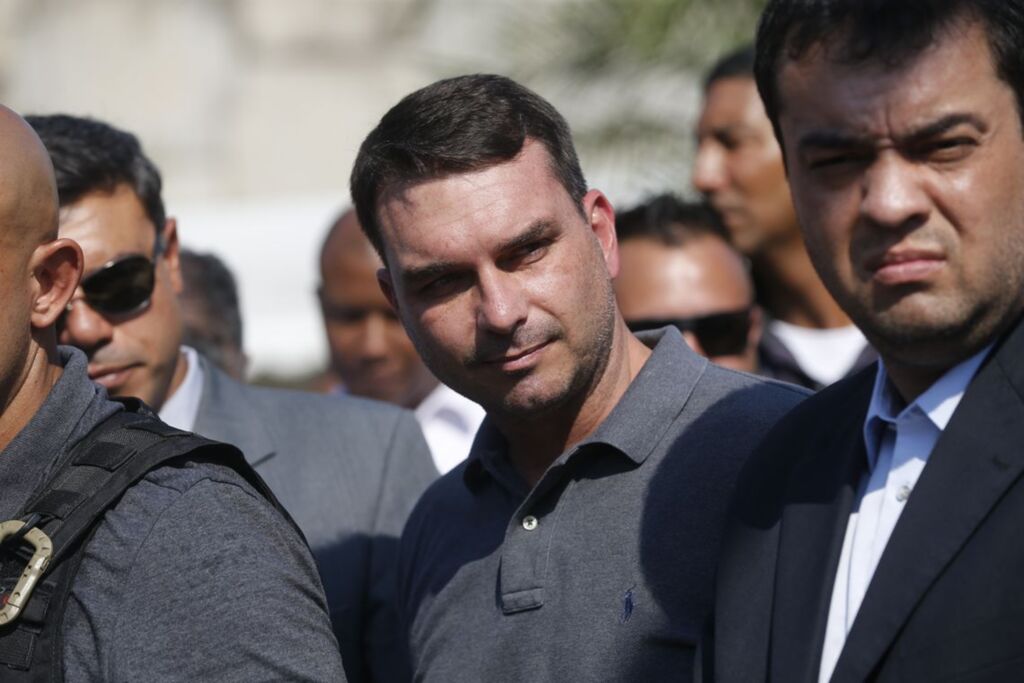 Ministério Público vê indícios de lavagem de dinheiro de Flávio Bolsonaro com 19 imóveis
