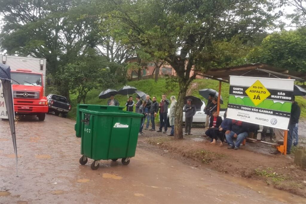 Debaixo de chuva, moradores fazem protesto por asfalto em Santa Maria