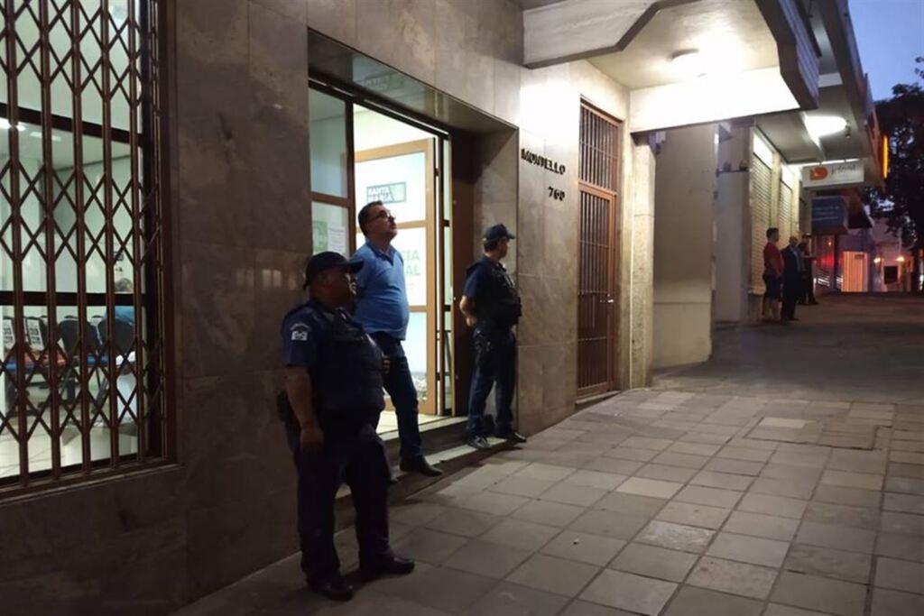 Secretário da Saúde de Santa Maria vai à Farmácia Municipal verificar situação de filas