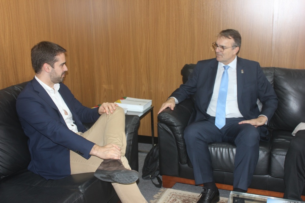 Aline Dalmolin (Ascom Gabinete) - Governador Eduardo Leite e e reitor Paulo Burmann ( à dir.) se reuniram na tarde de segunda-feira, no Piratini