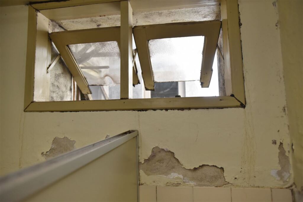 FOTOS: cheio de infiltrações, prédio da Câmara de Vereadores precisa de reformas