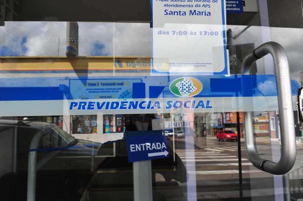 Bolsonaro define idades mínimas de 62 e 65 anos na Previdência