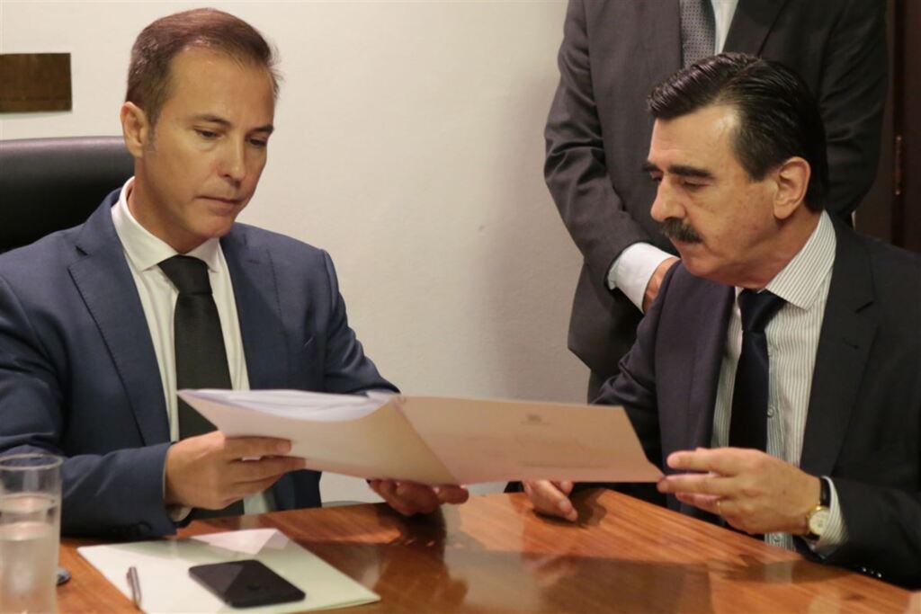 Foto: Michel Paz (Divulgação) - Otomar (à dir.) entregou a proposta ao presidente Lara