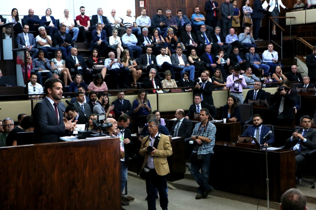 Eduardo Leite pede fim de plebiscito para privatizar estatais