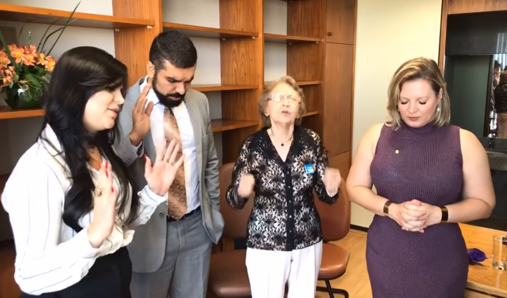 Deputada faz culto em gabinete para 'exorcizar' Lula