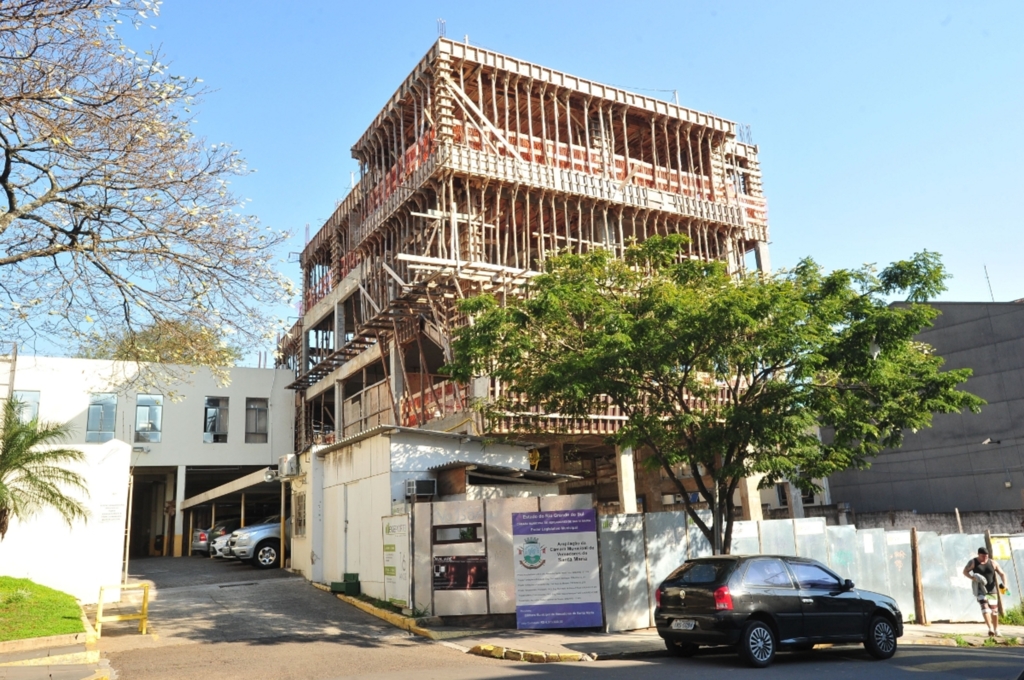 População tem direito de opinar sobre destino da obra parada da Câmara