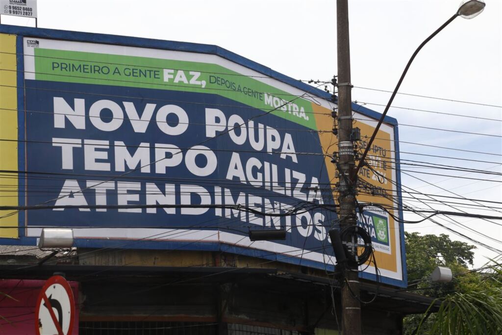 título imagem Prefeitura usa outdoors para divulgar programa que deve agilizar emissão de alvarás em Santa Maria