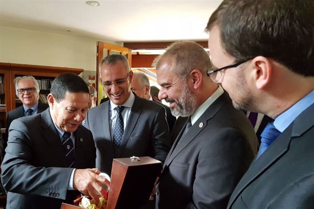 título imagem Comitiva da região presenteia o vice Mourão