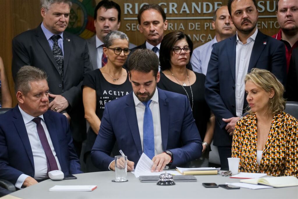 No primeiro dia de mandato, Eduardo Leite assina seis decretos para conter custos