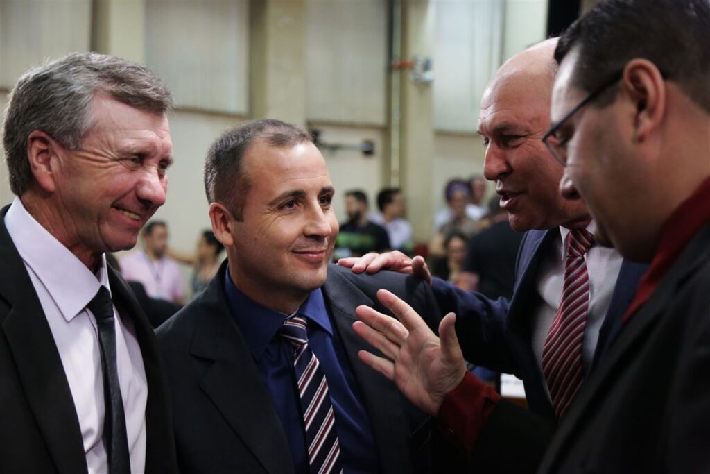 Foto: Lucas Amorelli (Arquivo Diário) - Vereador Alemão do Gás (esq.), que ajudou eleger Alexandre Vargas (centro), pode dar voto decisivo, hoje, ao outro bloco