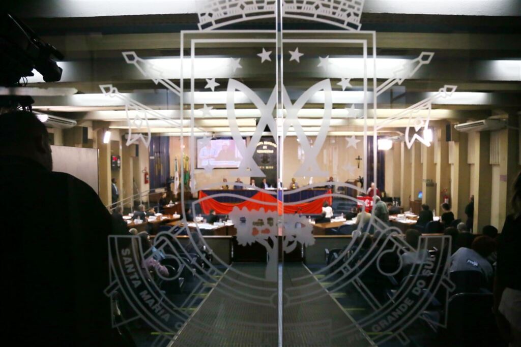 Vereadores vão eleger a nova Mesa Diretora e votar o projeto dos puxadinhos