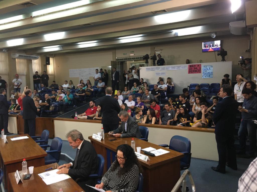 Com protestos, moção de apoio à Escola Sem Partido é aprovada em Santa Maria