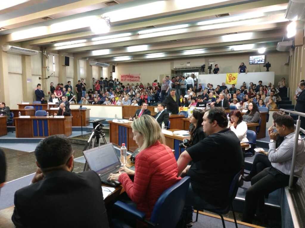 VÍDEO: após confusão com manifestantes, votação de pedido de moção é adiada na Câmara