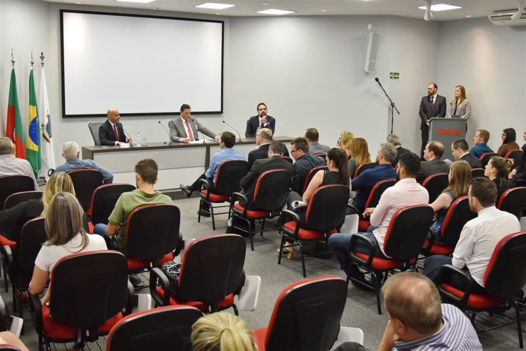 Candidatos de três chapas participam de debate para eleição da OAB
