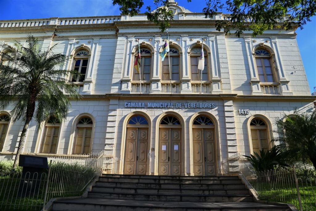 Fim da cota do celular para vereadores é barrada na Câmara de Santa Maria