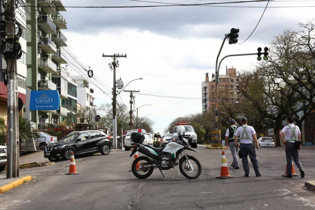 Trânsito no Centro tem bloqueios neste domingo