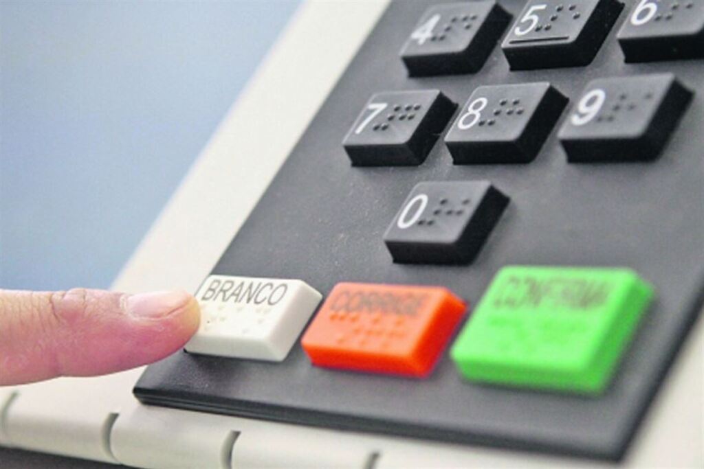 título imagem TSE divulga carta aos brasileiros e garante segurança das urnas eletrônicas