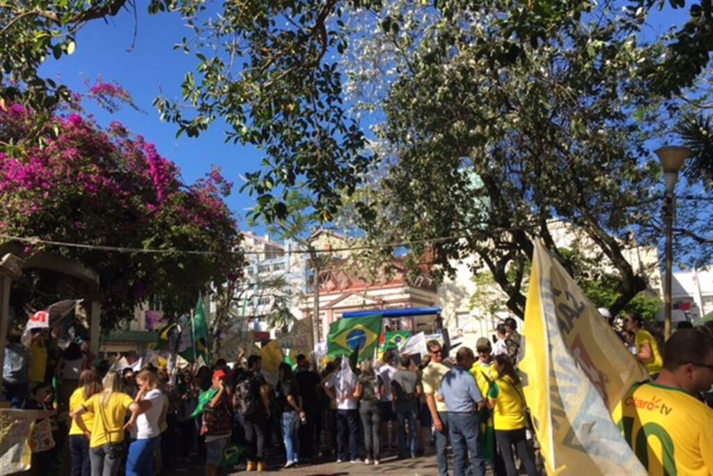 Foto: Pâmela Rubin Matge (Diário) - Manifestantes se reuniram na Praça Saldanha Marinho em apoio ao militar