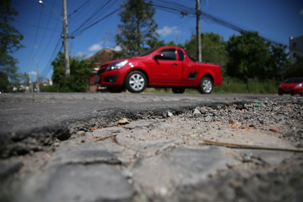 Foto: Renan Mattos (Diário) - Com o dinheiro, Executivo quer acabar com o problema da buraqueira nas ruas de Santa Maria