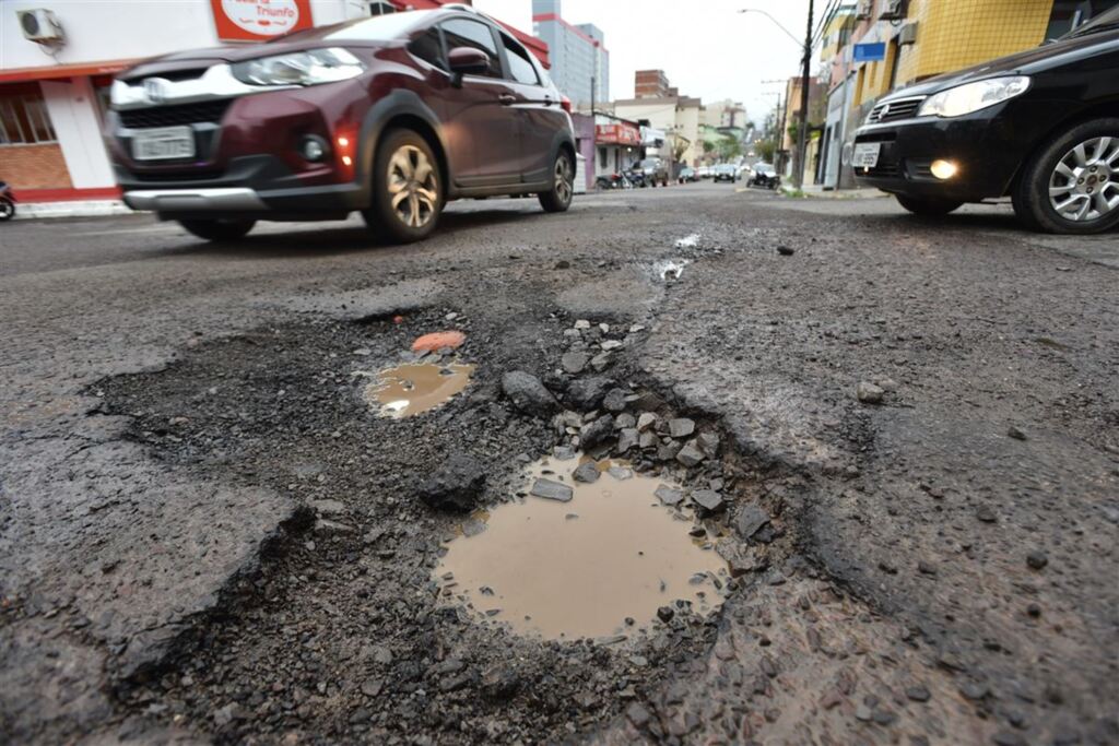 Empréstimos para prefeitura arrumar ruas esburacadas devem avançar na Câmara nesta terça