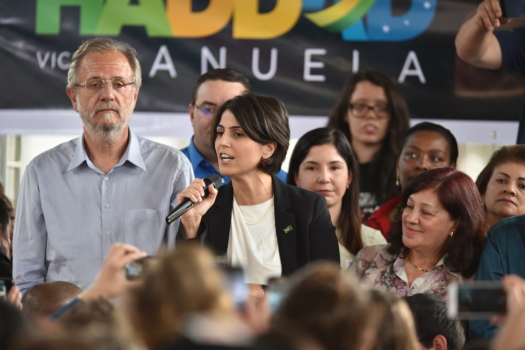 Vice na chapa de Haddad, Manuela D'Ávila faz campanha em Santa Maria