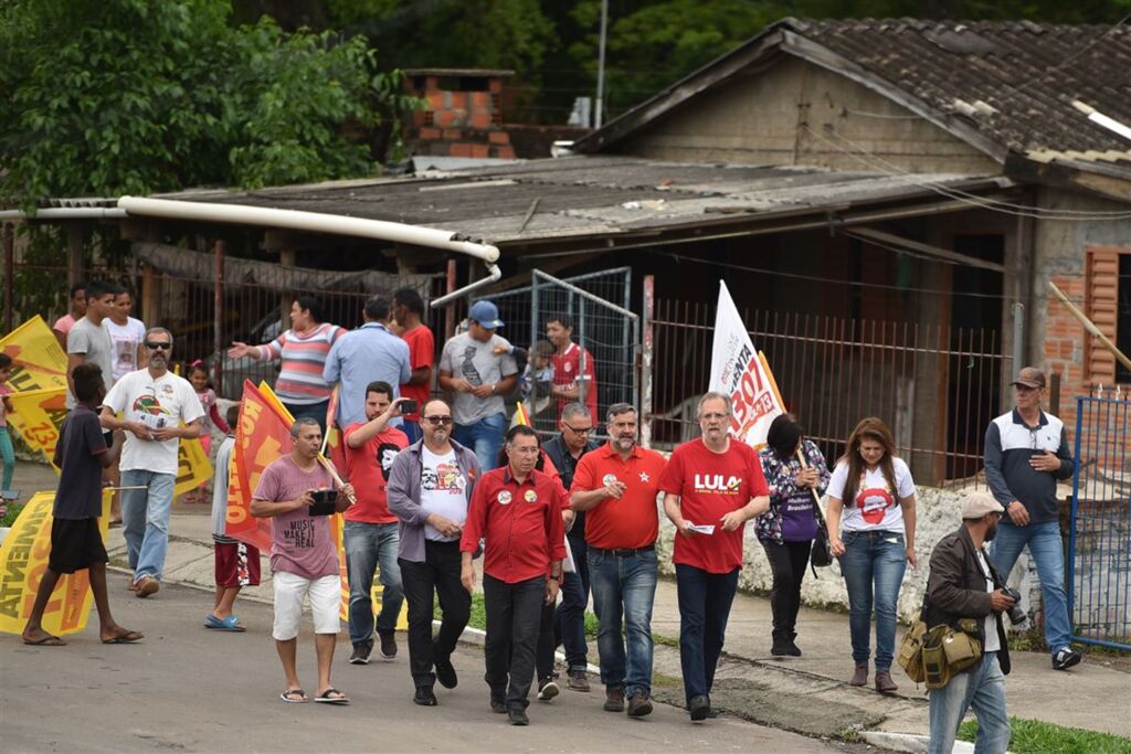 Candidato ao governo do Estado, Miguel Rossetto faz campanha em Santa Maria