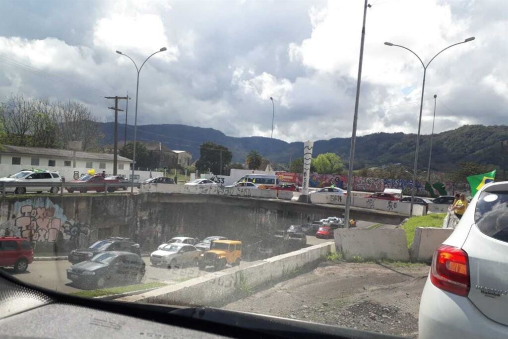 Apoiadores de Bolsonaro fazem carreata em Santa Maria