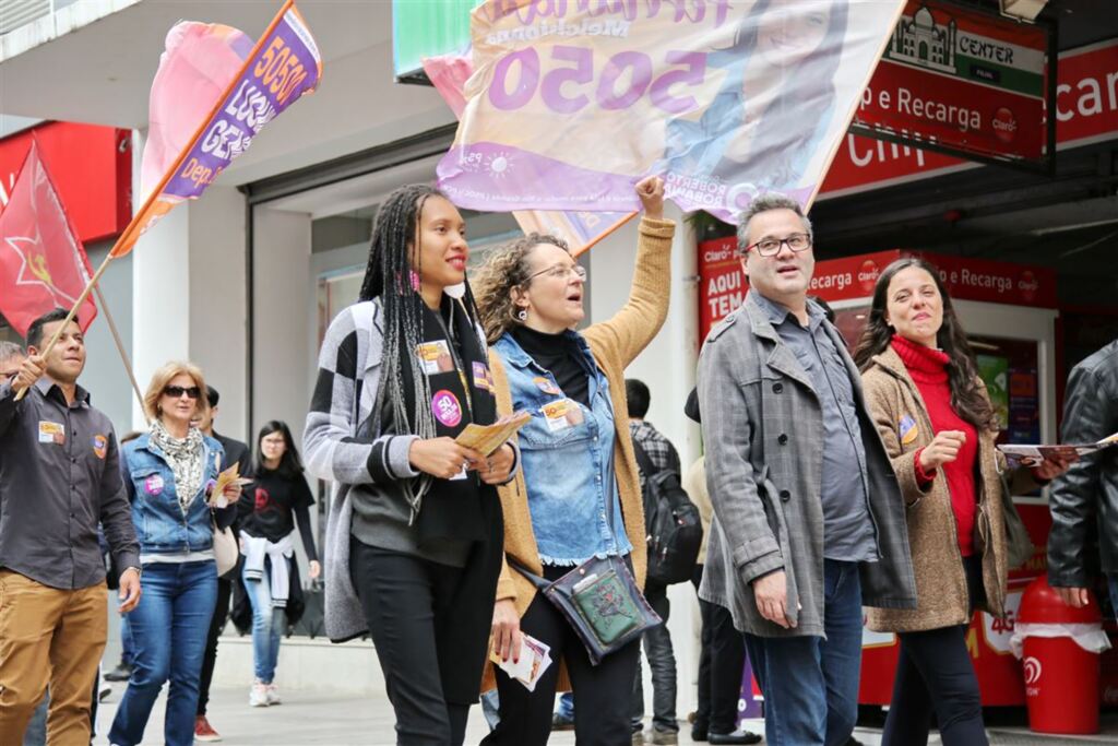 Foto: Renan Mattos (Diário) - Em caminhada, Robaina estava acompanhado de outros candidatos do partido