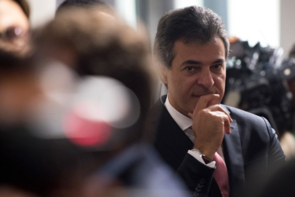 Candidato ao Senado, Beto Richa é preso no Paraná