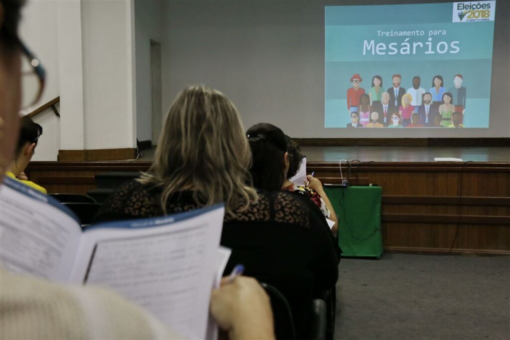 Charles Guerra (Diário) - Manual com instruções foi distribuído aos cerca de 120 mesários em treinamento