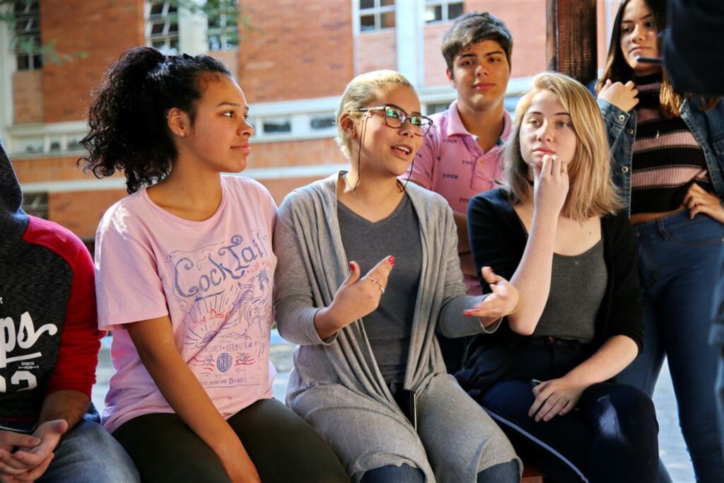 Renan Mattos (Diário) - A escola Paulo Lauda, no bairro Tancredo Neves atende cerca de 900 alunos da região oeste de Santa Maria. Em uma turma de mais de 20 alunos entre 16 e 17 anos, somente 5 tiraram o título de eleitor