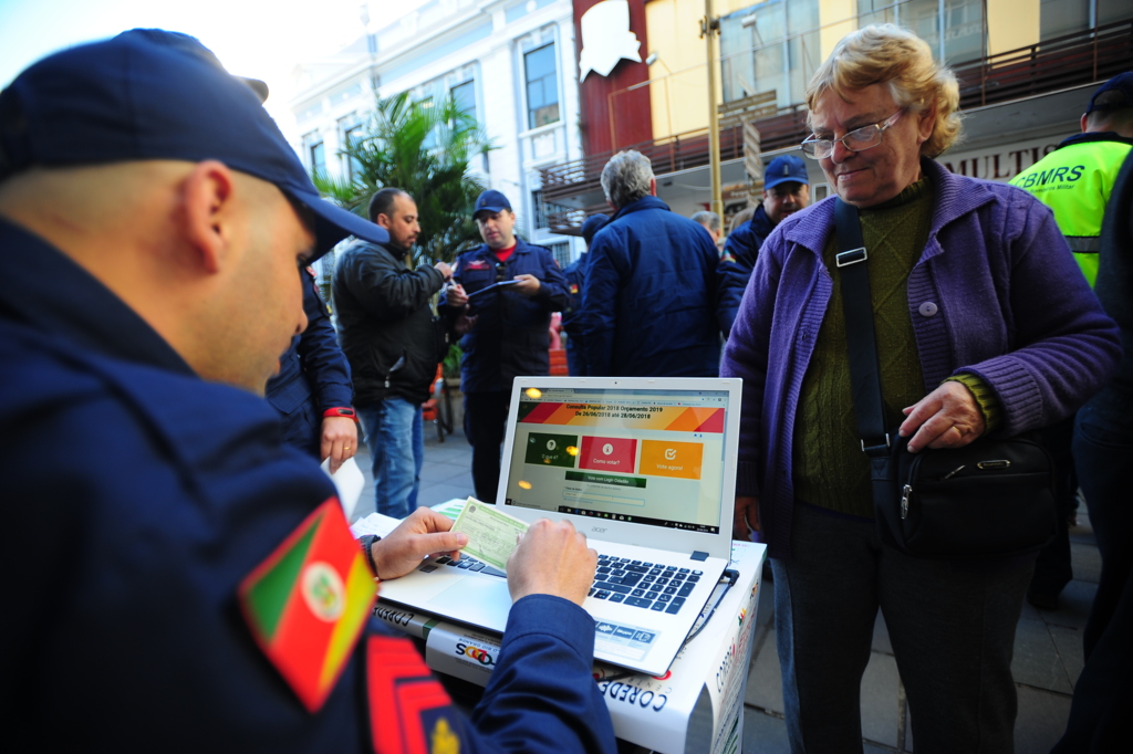 Foto: Renan Mattos (Diário) - Jovelina Diniz Preus, 72 anos, votou, ontem, a favor de recursos para a compra de um caminhão de combate a incêndio