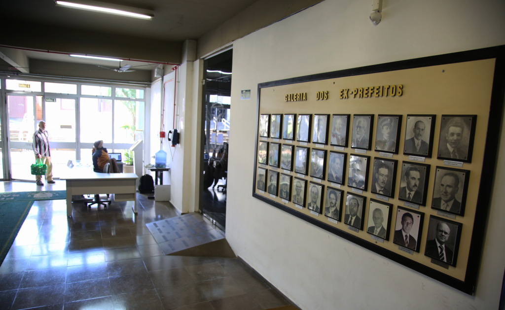 Foto: Gabriel Haesbaert (Diário) - Na galeria dos ex-prefeitos, no 1º andar da prefeitura, estão fotos de 30 chefes do Executivo