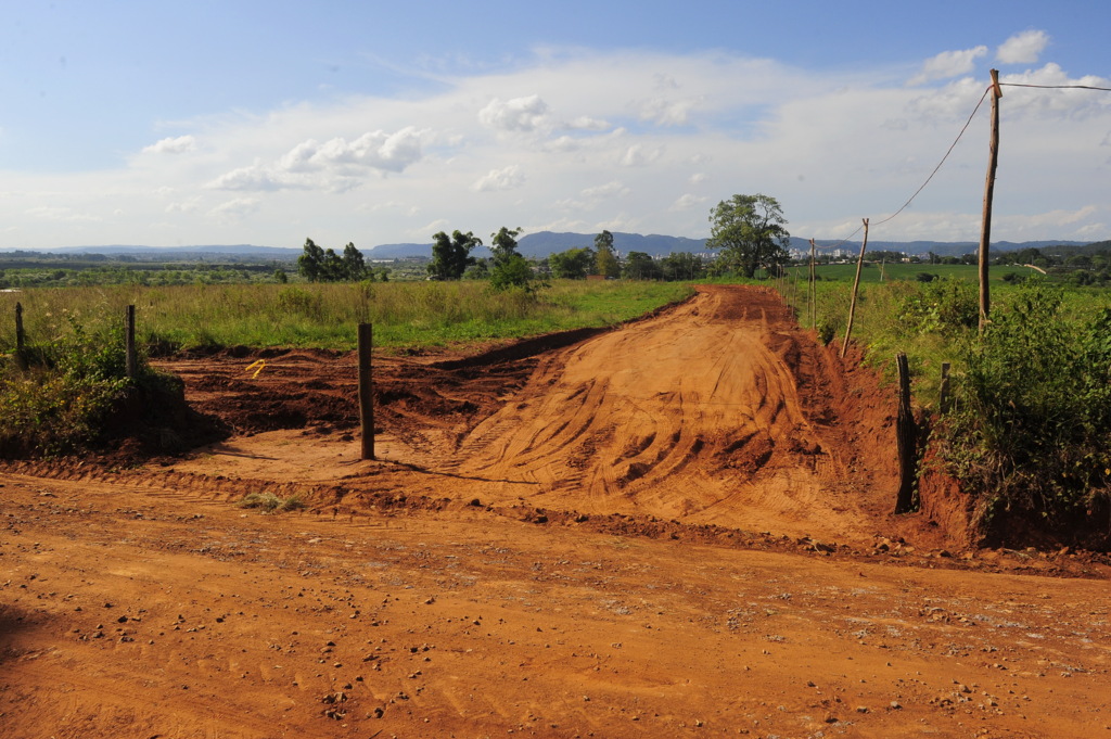 Foto: Charles Guerra (Diário) - Propriedade particular supostamente beneficiada com obras de recuperação de estrada