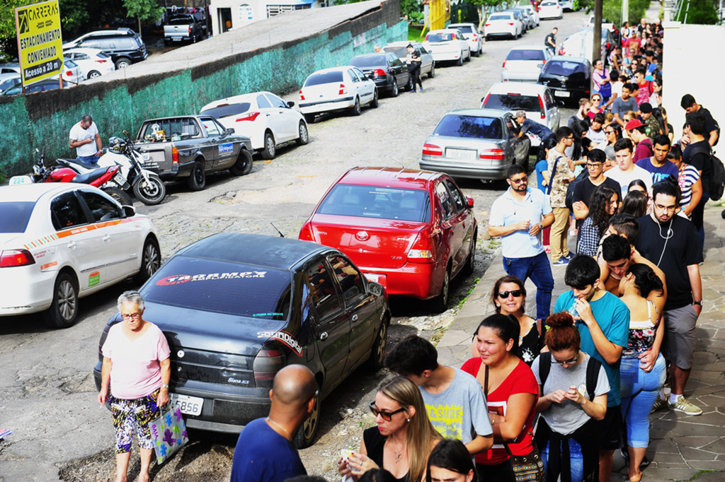 Eleitores enfrentam fila há um dia do prazo para confecção e transferência de título