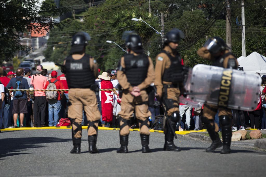 Marcello Casal Jr (Agência Brasil) - A Polícia Militar reforça a segurança ao redor da Superintendência da Polícia Federal na capital paranaense, após a prisão do ex-presidente Lula