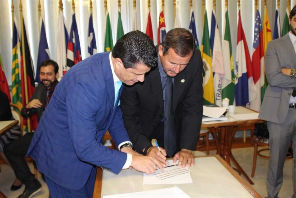 Foto: Divulgação - Bombeiro Bianchini, à direita, agora integra o PR