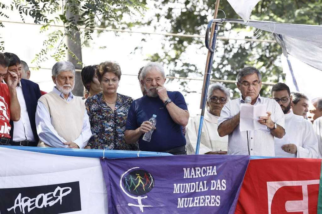 Lula discursa para multidão em frente a sindicato hoje