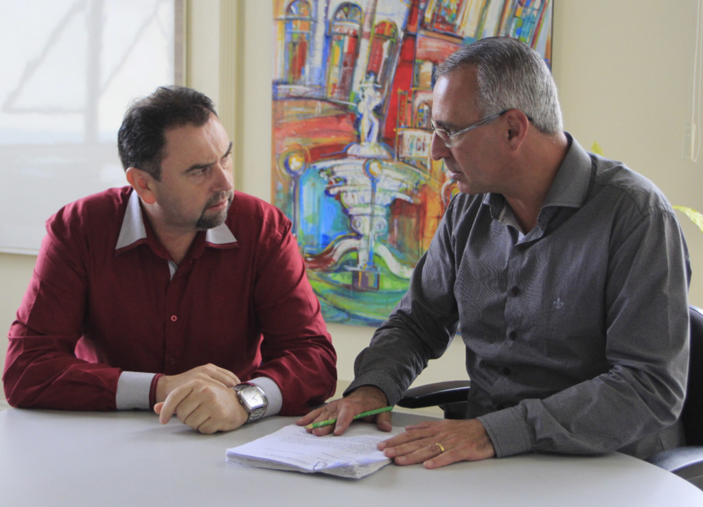  - Secretário João Chaves (à esq.) conversou o prefeito Pozzobom sobre a saída do governo para se tornar líder do governo no Legislativo