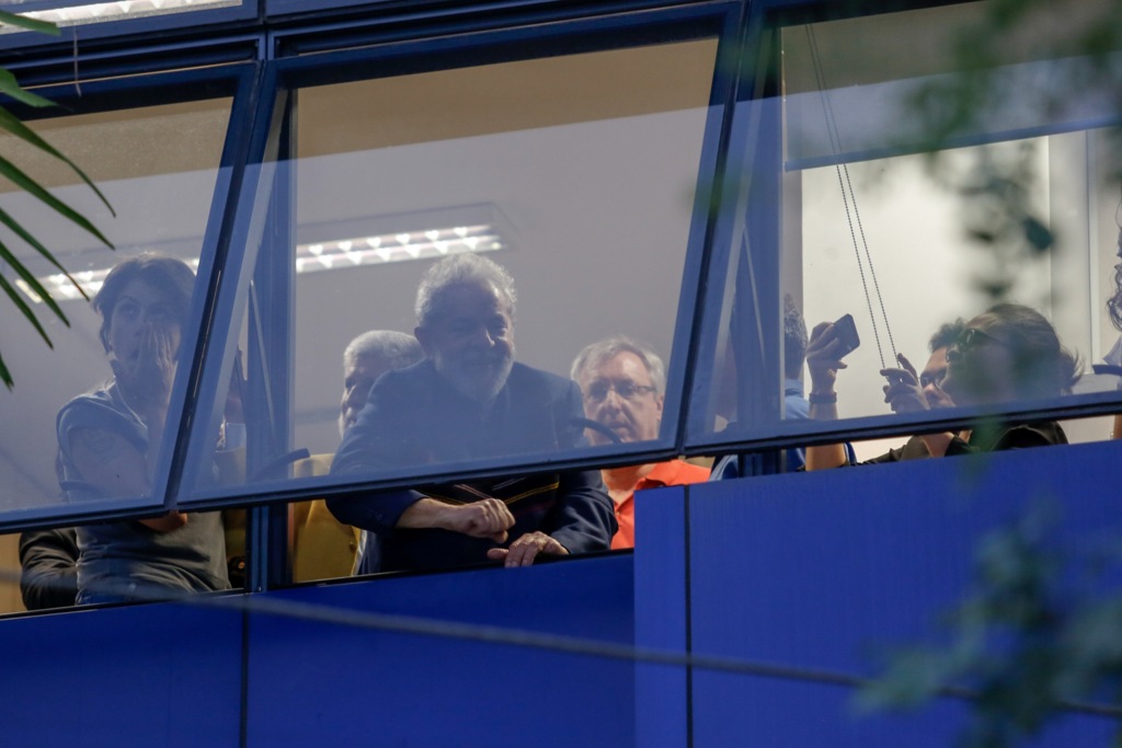 Lula deve se entregar neste sábado, após missa para Marisa Letícia