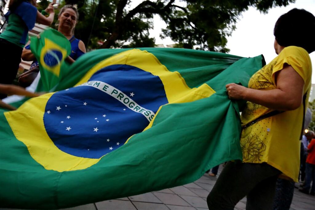 Ato pela prisão de Lula reúne santa-marienses no Centro